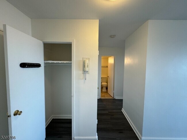 Building Photo - 285 Aycrigg Ave