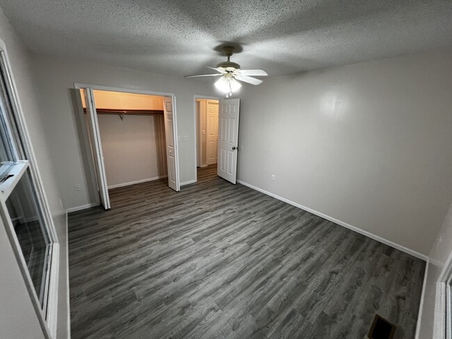 Building Photo - 515 Valley View Dr