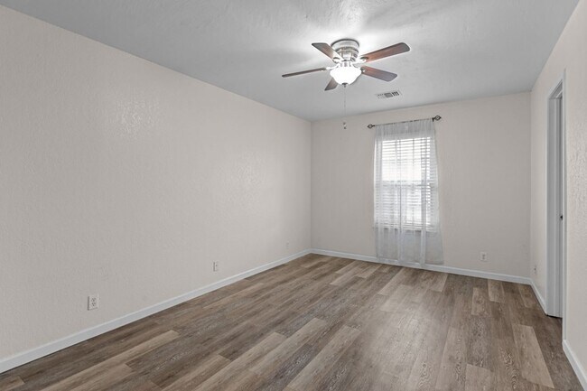 Building Photo - 4722 W Cuthbert Ave