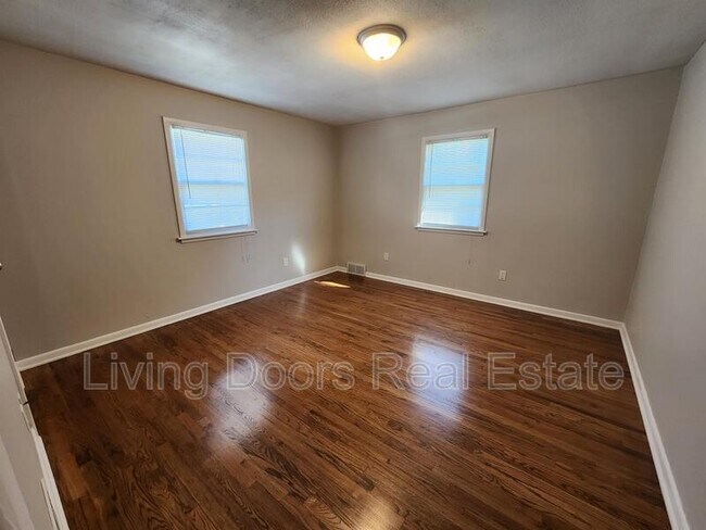 Building Photo - 3701 Lewis Ave