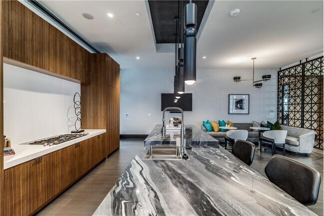 Building Photo - 807 Crawford St