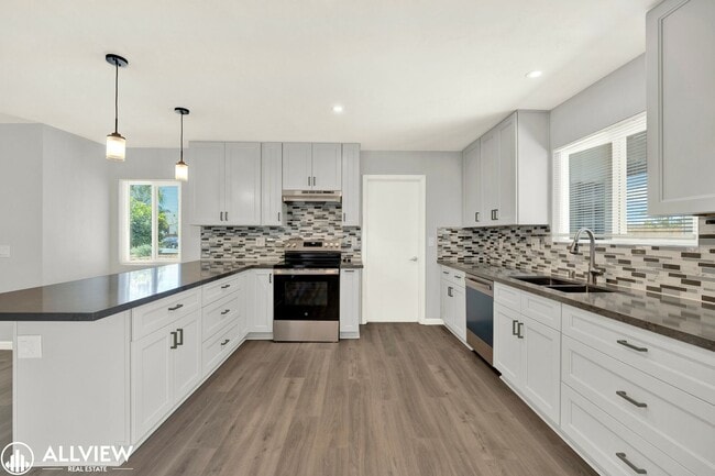 Building Photo - Newly Remodeled 4-Bedroom Gem with Spaciou...