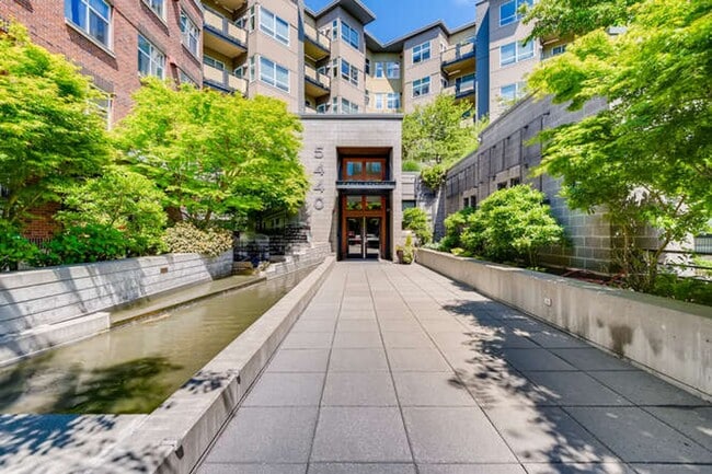 Building Photo - SPACIOUS 1-BEDROOM APARTMENT FOR RENT IN DOWNTOWN BALLARD!