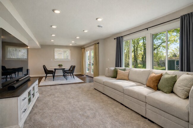 Building Photo - Charming 3-Bedroom Retreat with Finished Basement & Cozy Fireplace in Shoreview!