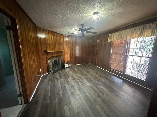 Building Photo - 743 Leicester Dr