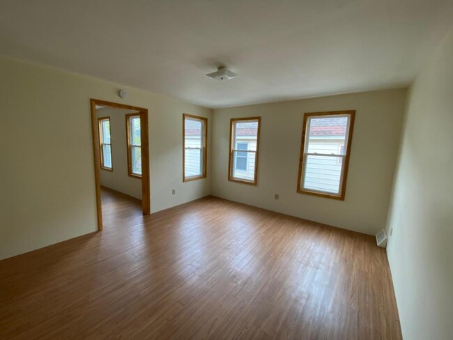 Building Photo - 923 Churchill Ave