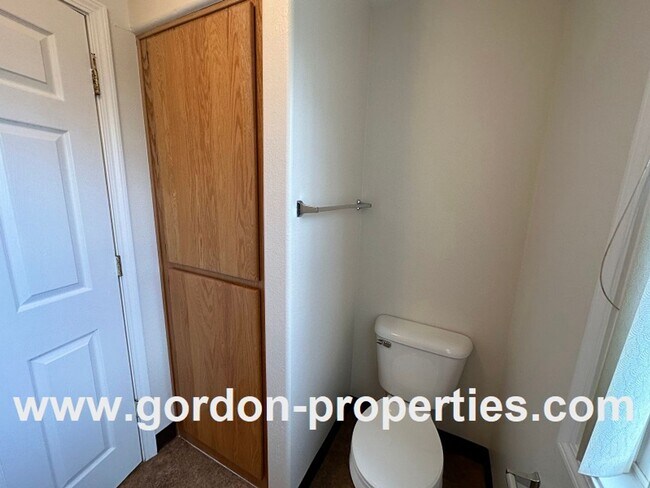 Building Photo - SE 73rd Ave - 3 bedroom townhouse in Mt Sc...