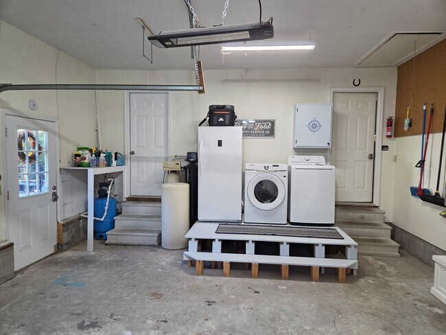 Building Photo - Beautiful 3 bedroom, 2 bath house with one car garage, located on Cummins Creek