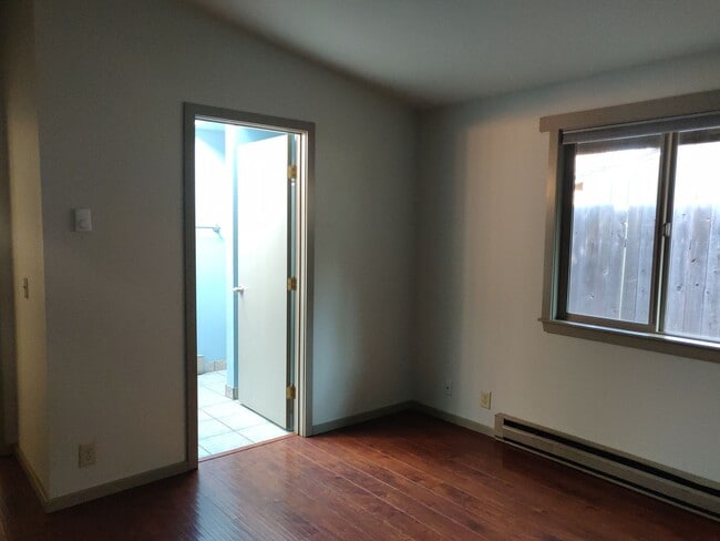 Building Photo - NW Bend 3x2 single-story hidden gem with huge fenced yard!