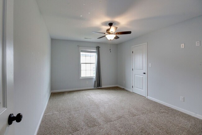 Building Photo - mega Huge wow. 4 bed 3 bath.