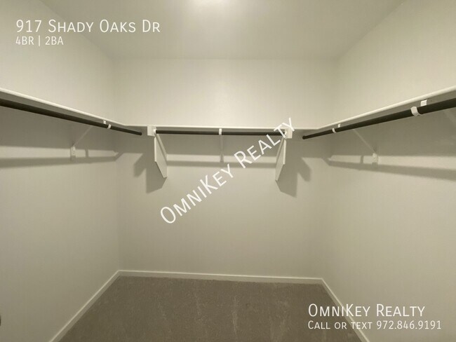 Building Photo - 917 Shady Oaks Dr