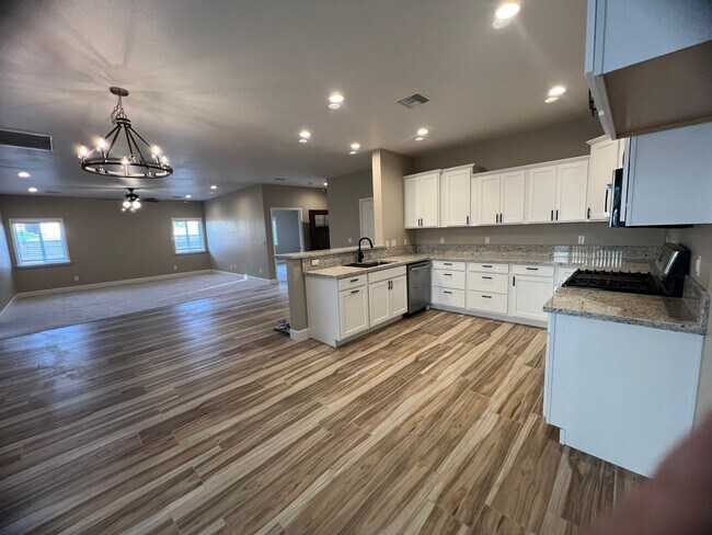 Building Photo - 3 Bedroom Home Located in El Camino Village PETS OK