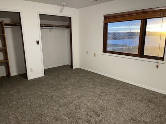 Building Photo - 310 N Crestview Dr