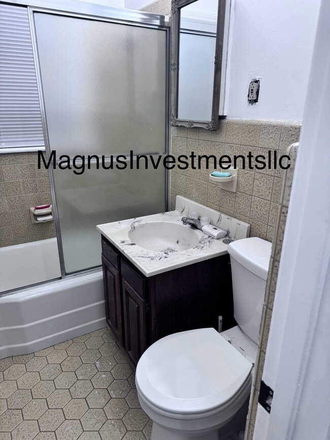 Building Photo - 1009 Broer Ave