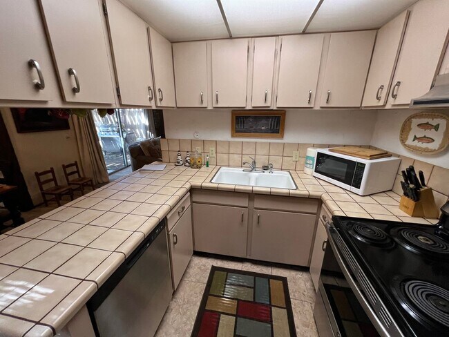 Building Photo - Large furnished 4 bedroom home with 2 car ...