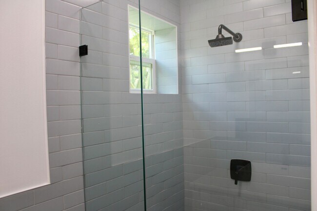 Building Photo - Fully Renovated 3/3 Northwood Home with Gu...