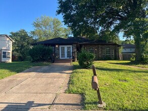 Building Photo - "Spacious 3-Bedroom Oasis with 2 Full Bath...