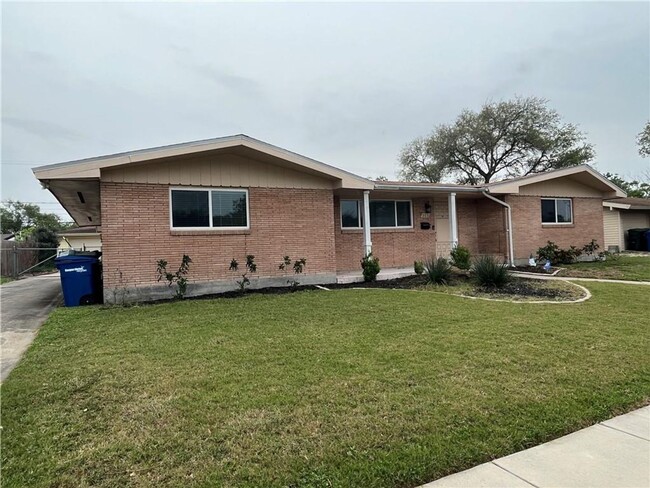 Primary Photo - Ranch Style Home with Back Apartment