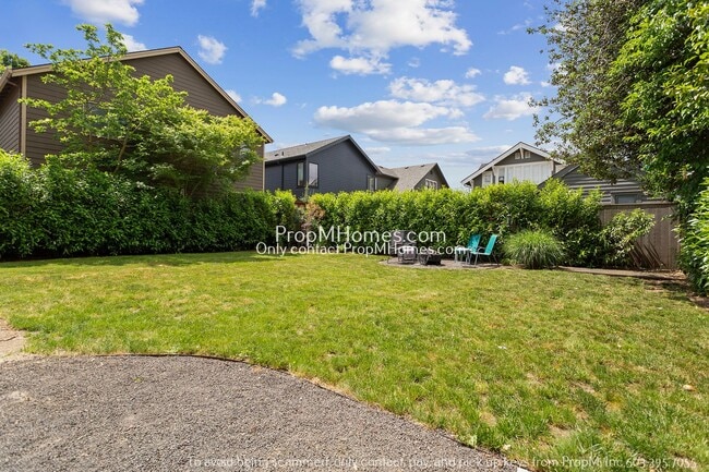 Building Photo - Ground Level Two Bedroom Duplex In The Heart Of NE Portland!