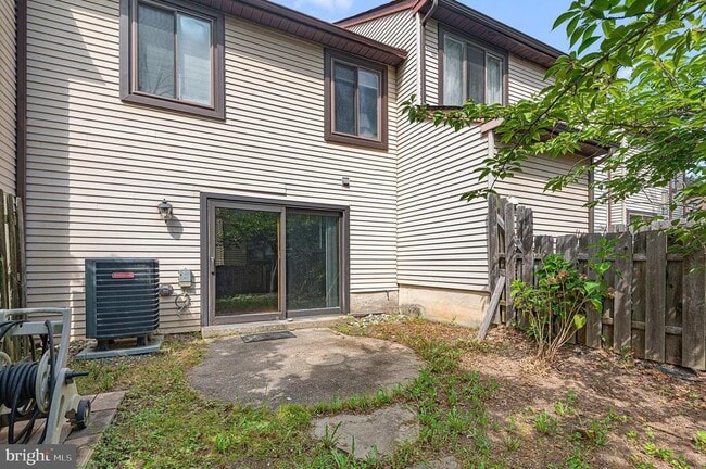 Building Photo - 303 Milford Ct
