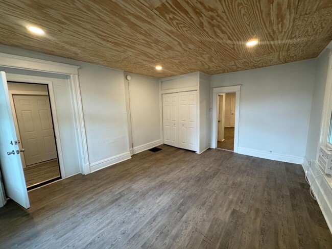 Building Photo - 704 W Monroe St