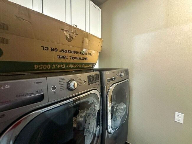 Building Photo - Grand 6bd 4ba Crystal Valley home with an in-law suite!!!