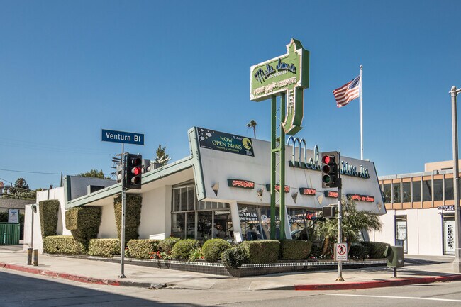 Building Photo - Remodeled 2 BEDROOM/2 BATH in the Heart of...