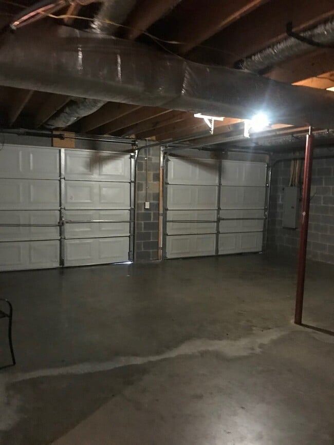 Building Photo - 3 bedroom 2 bath single family home