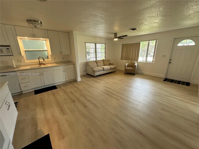 Building Photo - 201 E 28th St