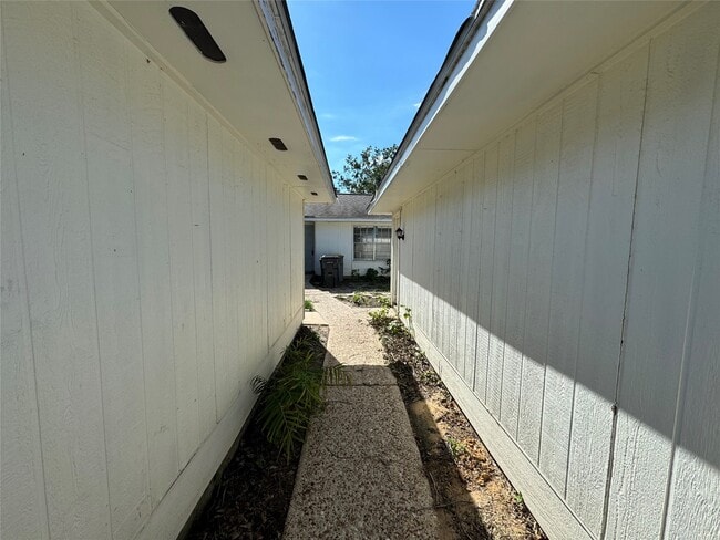 Building Photo - 23227 Low Ridge Rd