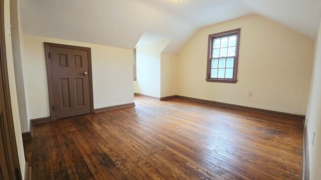 Building Photo - 3 Bedroom 1 Bath House with Detached Garage