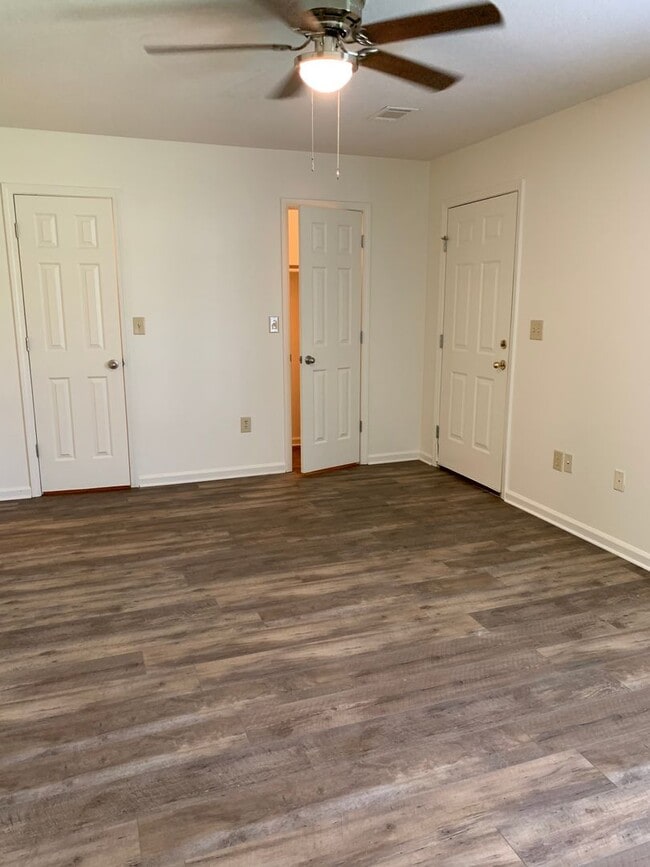 Building Photo - 3Bed/2Bath Home/Corner Lot/2 Car Garage an...