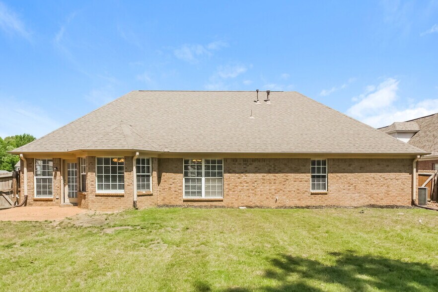 Building Photo - 8911 Oak Grove Blvd