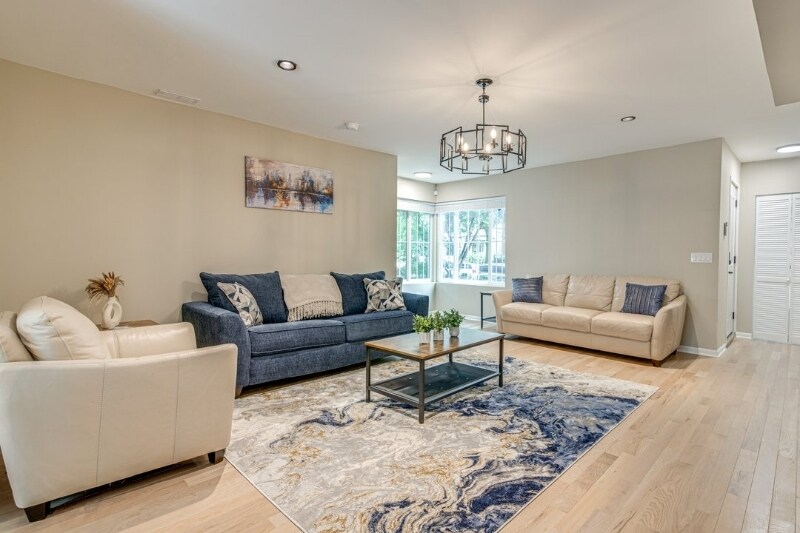 Building Photo - 1653 E 70th St