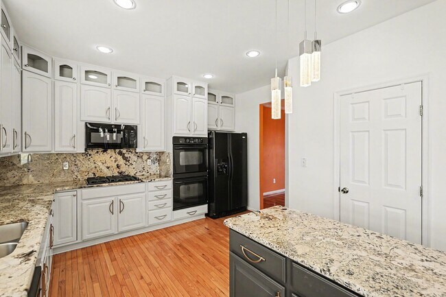 Building Photo - Spacious 5-Bedroom Fredericksburg Home with Flexible Living & Over 3,500 Sq Ft