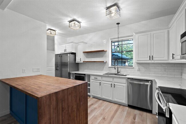 Building Photo - 14913 Longbranch Dr