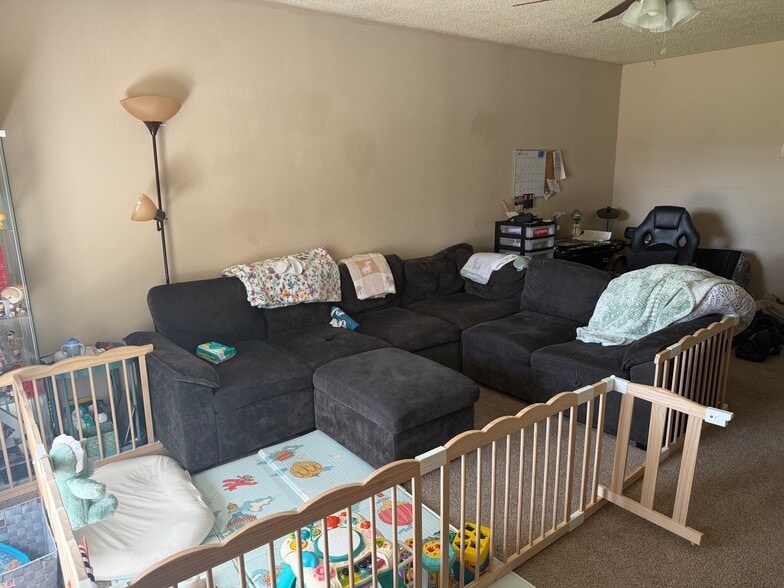 Building Photo - 725 Chaparral Cir