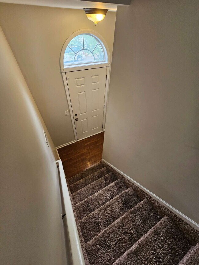 Building Photo - 3-Level Condo in Prime Sterling Heights Location. 2 Bed, 2 Full Bath, 2 Half Baths | 2-Car Garage...
