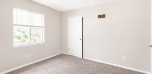 Building Photo - Spacious 3+ Bedroom 1/2 Duplex for Rent