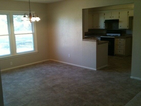 Building Photo - Large West Lubbock Home