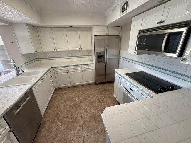 Building Photo - 349 NE 31st St