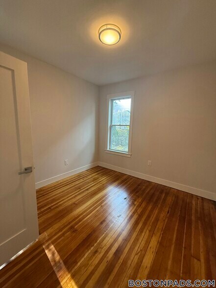 Building Photo - 147 E Cottage St