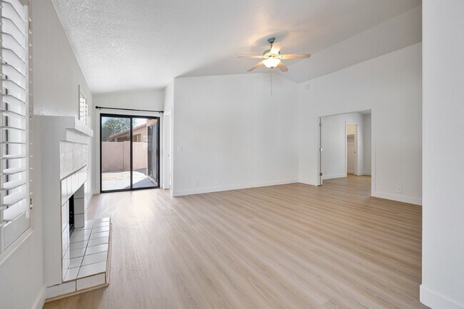 Building Photo - Beautiful home in gated community in Ahwatukee now available!