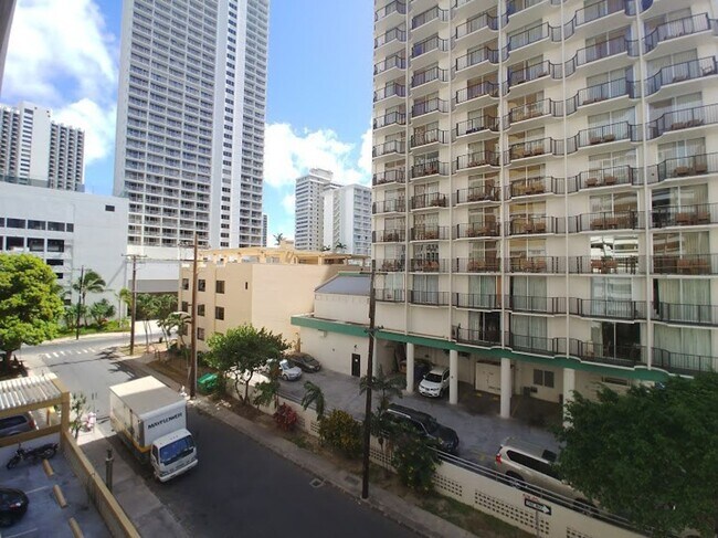 Building Photo - For Rent | Full Sized Studio, 1 Bathroom with City Views