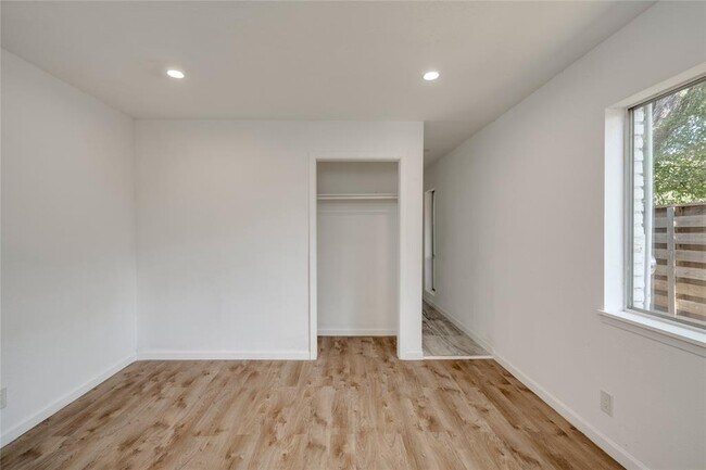 Building Photo - 4202 N Hills Dr