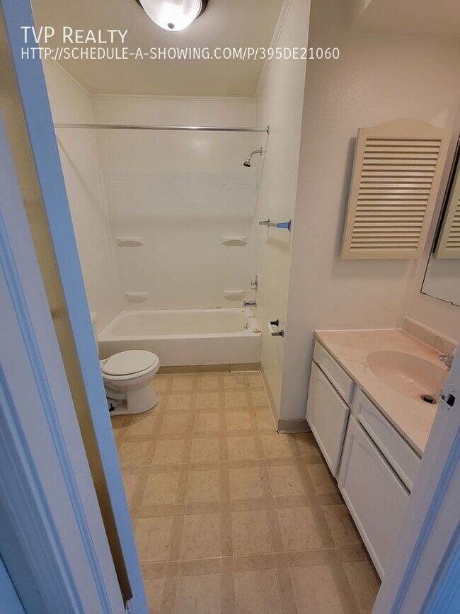 Building Photo - 2bdr Townhouse Central Air