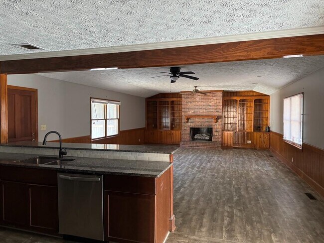 Building Photo - 121 Woodland Cir