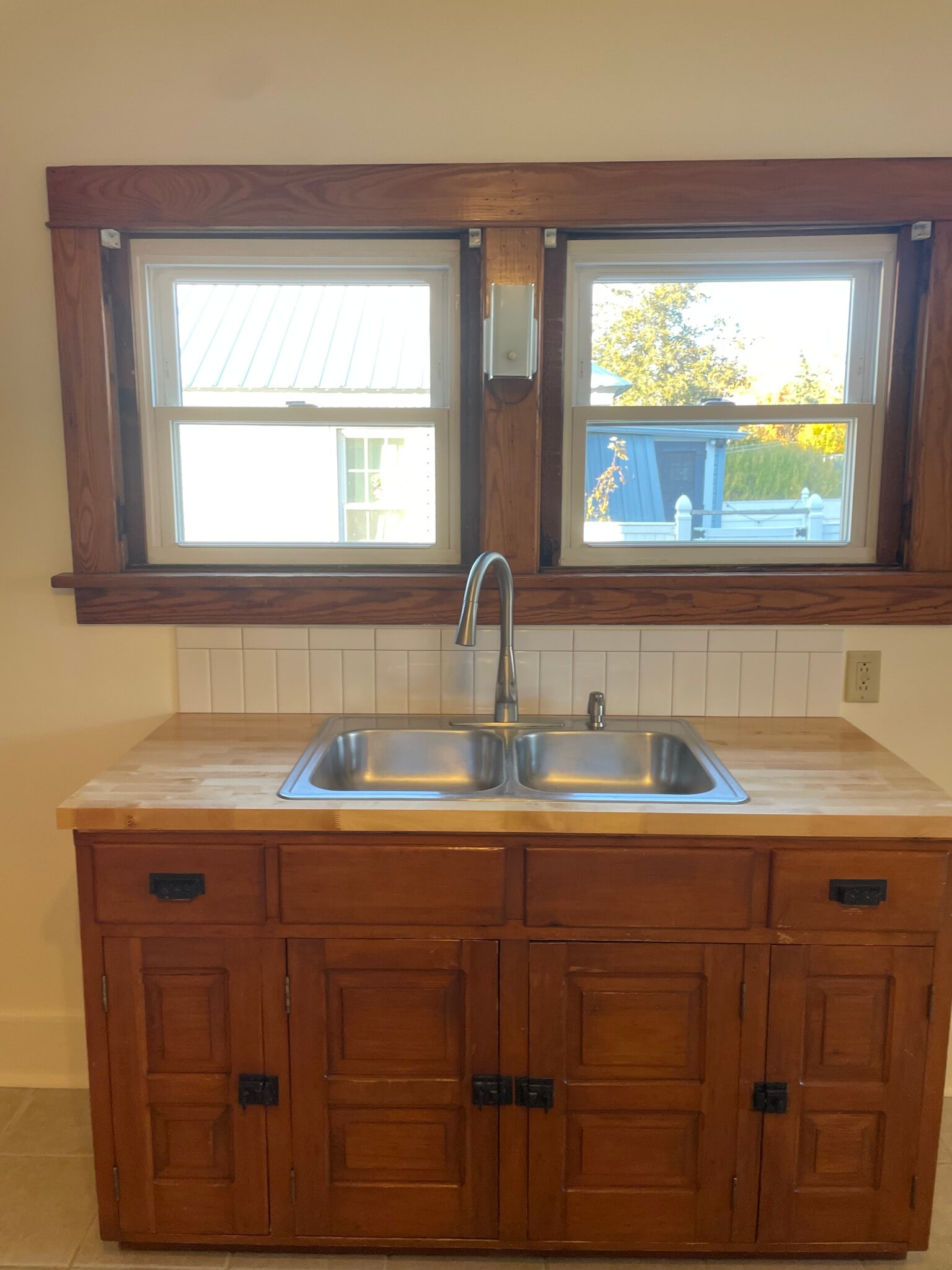 Building Photo - 207 Safford St