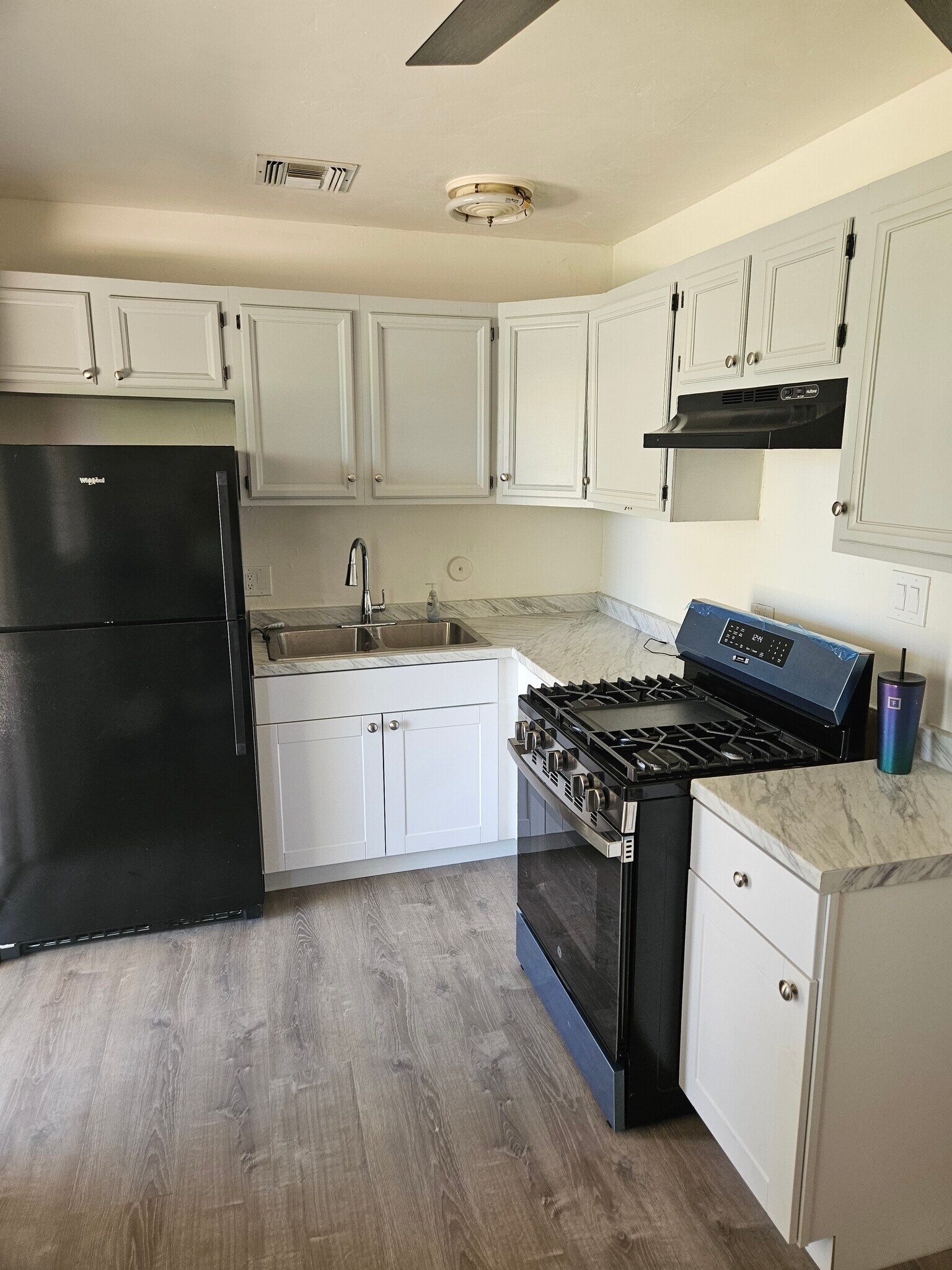 Building Photo - 2326 E Earll Dr