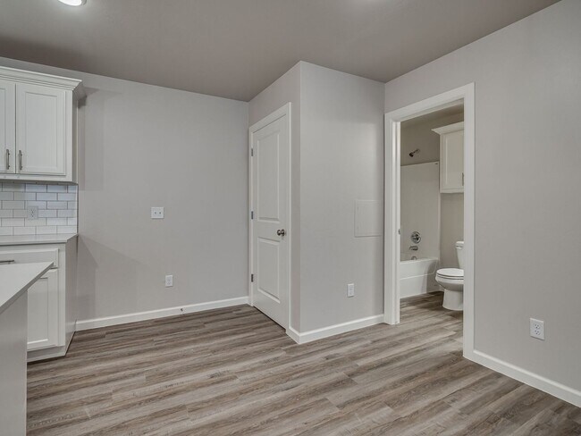 Building Photo - Spacious 4 Bedroom 2 Bath Duplex in Oakdale Schools - Lawn Care Included